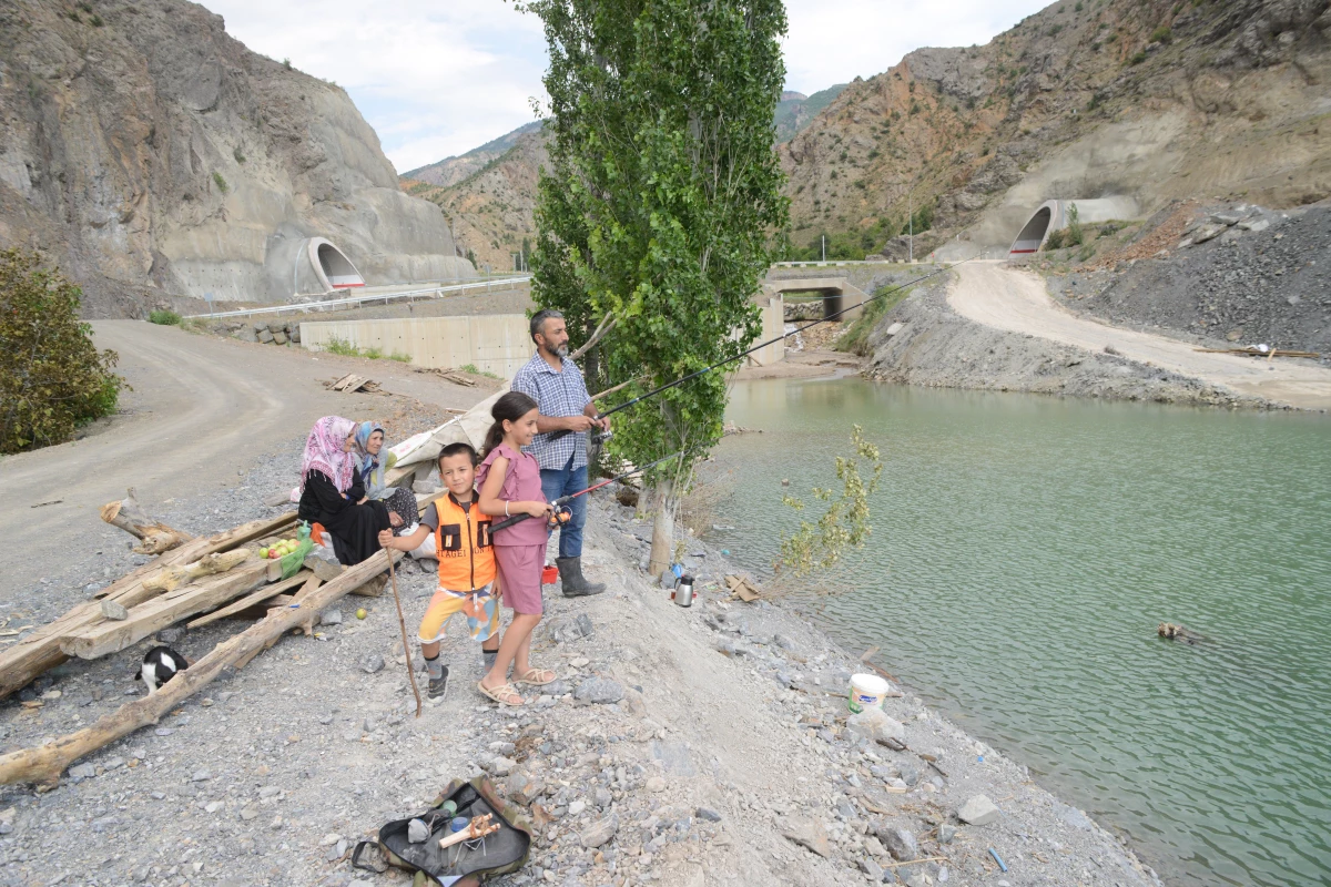 Yusufeli Barajı’nın suları altında kalan köyde balık tutma keyfi