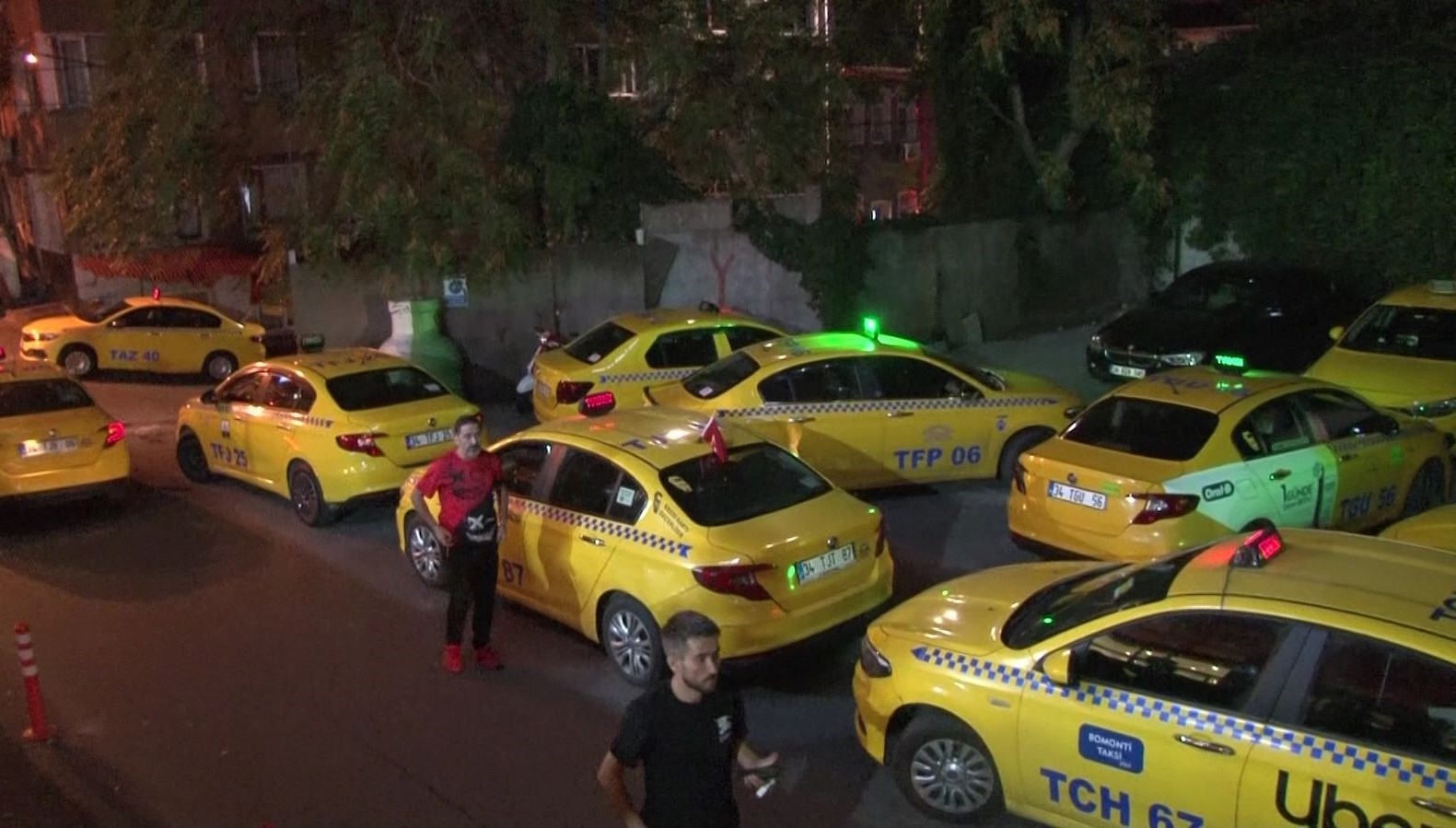 beyoglunda taksici silahli saldirida oldutaksicilerden eylem r5US3pXY