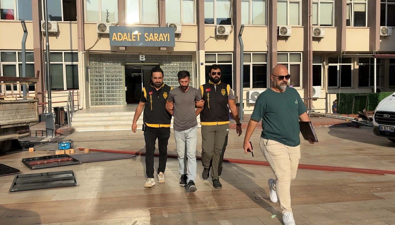 kafedeki hukumluyu musteri gibi davranan polisler yakaladi OpDzZr9A