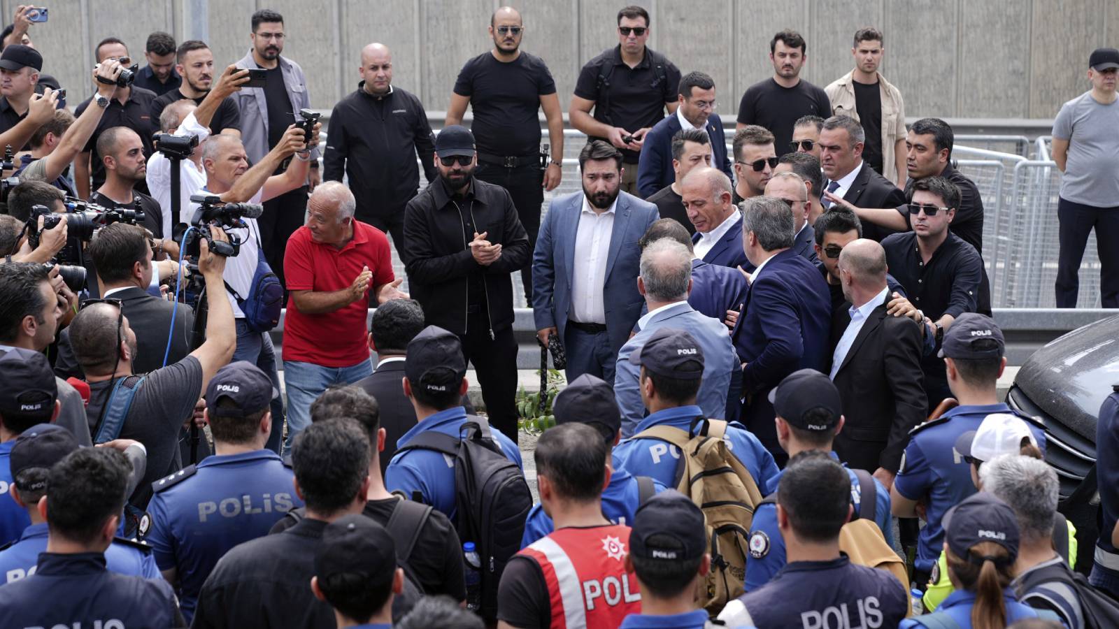 murat yetkin gursel tekin polisle girdigi binadan al polislerini git diye cikarilmis ztmIsTCd