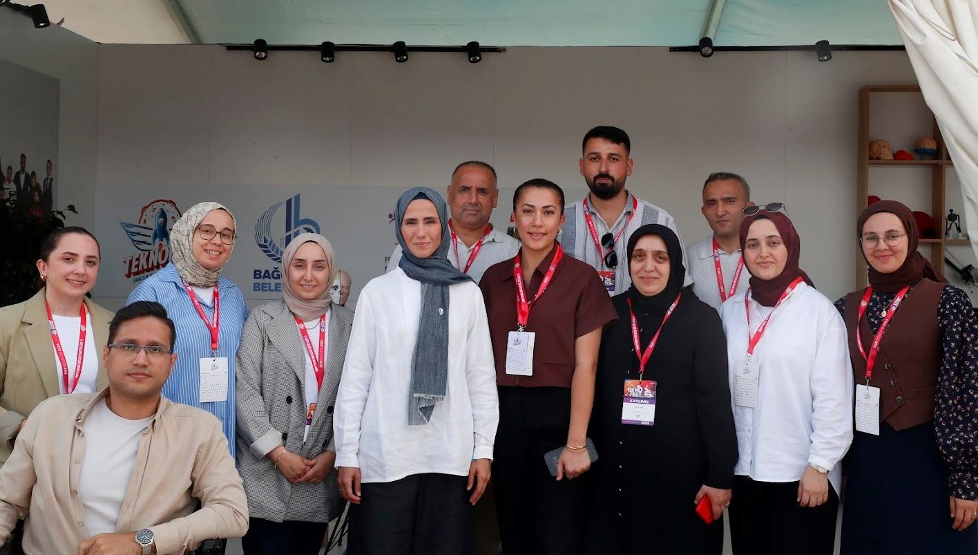 sumeyye erdogan bayraktar engelliler sarayi standini ziyaret etti VTrl3kTw