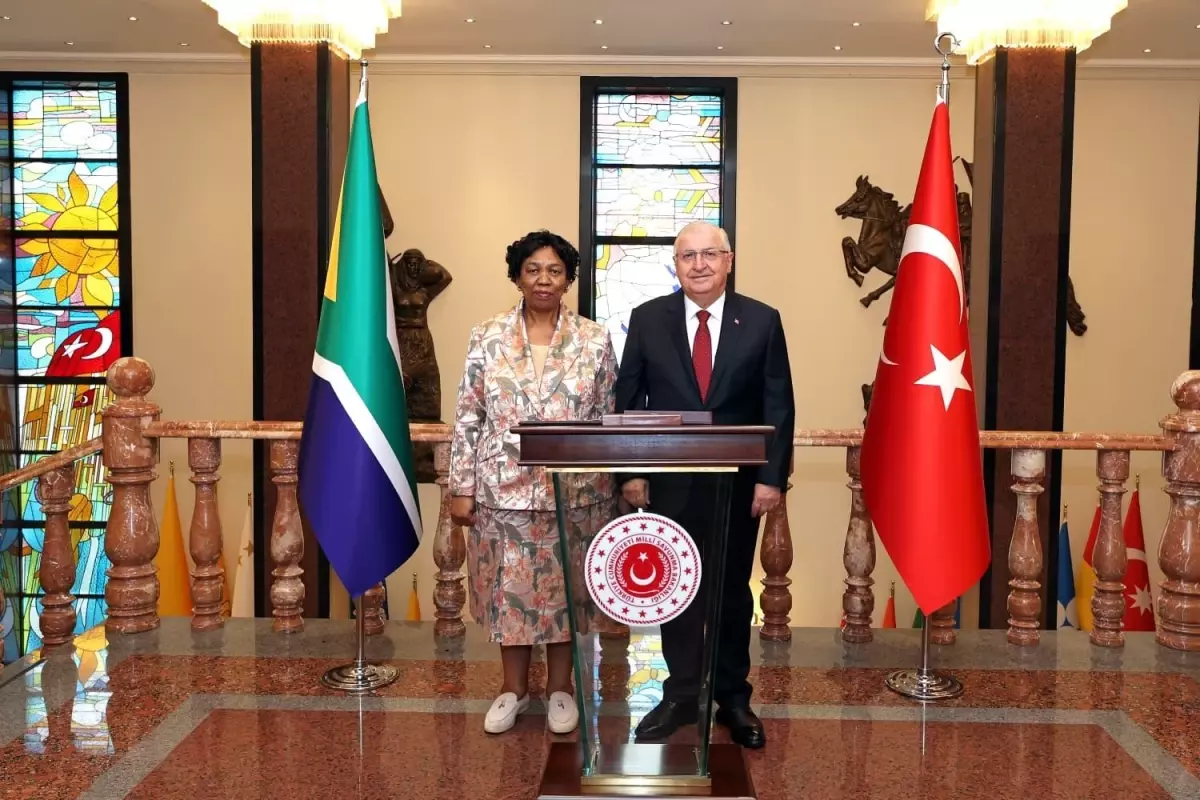 milli savunma bakani yasar guler guney afrikali mevkidasi ile bir araya geldi FUrjMEym.jpg