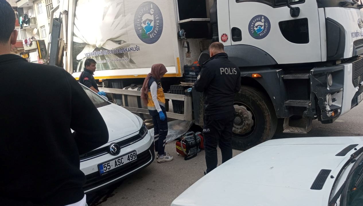 samsunda temizlik kamyonunun altinda kalan yaya oldu mUhrjPKE.jpg