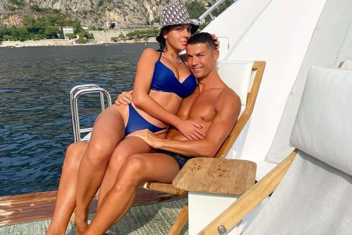 cristiano ronaldodan sevgilisine servet degerinde yuzuk vmVxAruF.jpg
