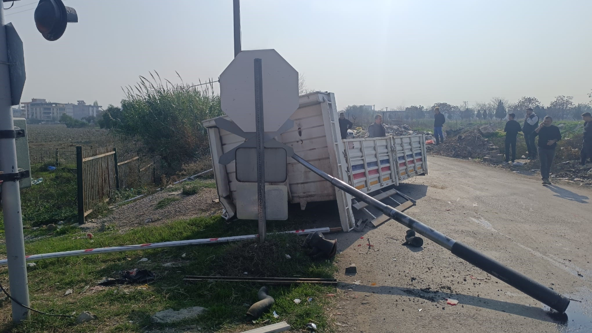 manisada tren hemzemin gecitte kamyonete carpti ySYGsXTQ.jpg