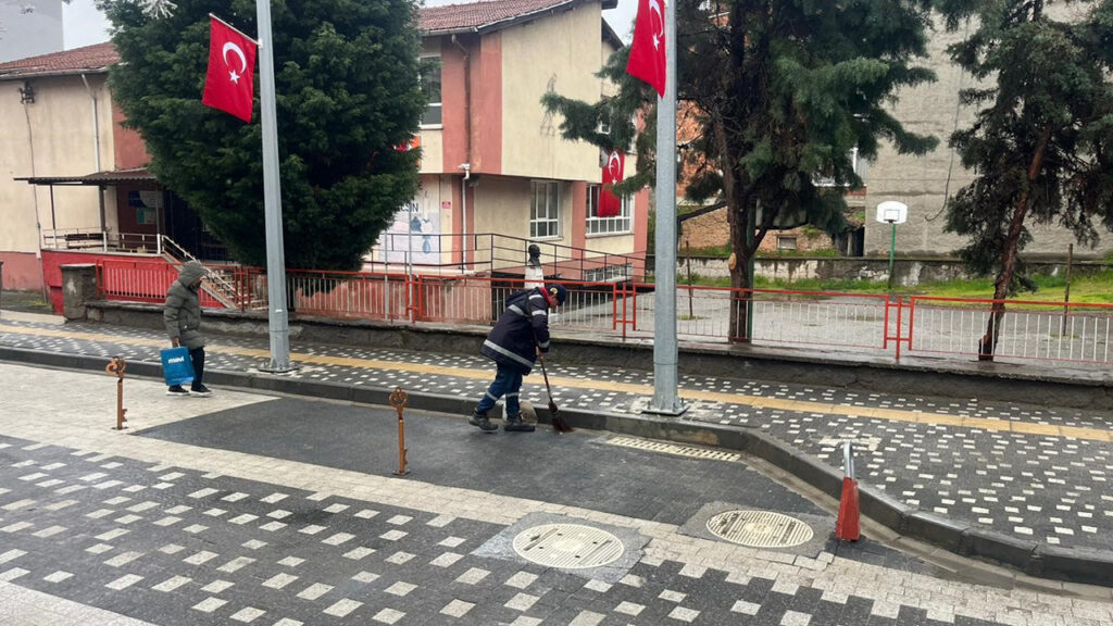 23 Nisan’da Bir Temizlik İşçisinden Vatanseverlik Dersi