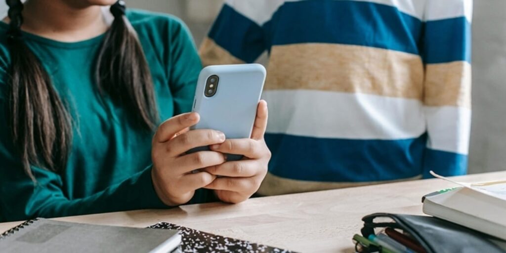 İngiltere Okullarda Cep Telefonu Kullanımını Yasaklıyor