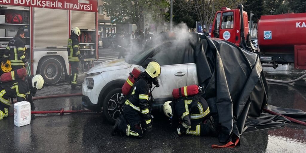 Elektrikli Araç Seyir Halindeyken Yandı! İtfaiye Savaş Verdi