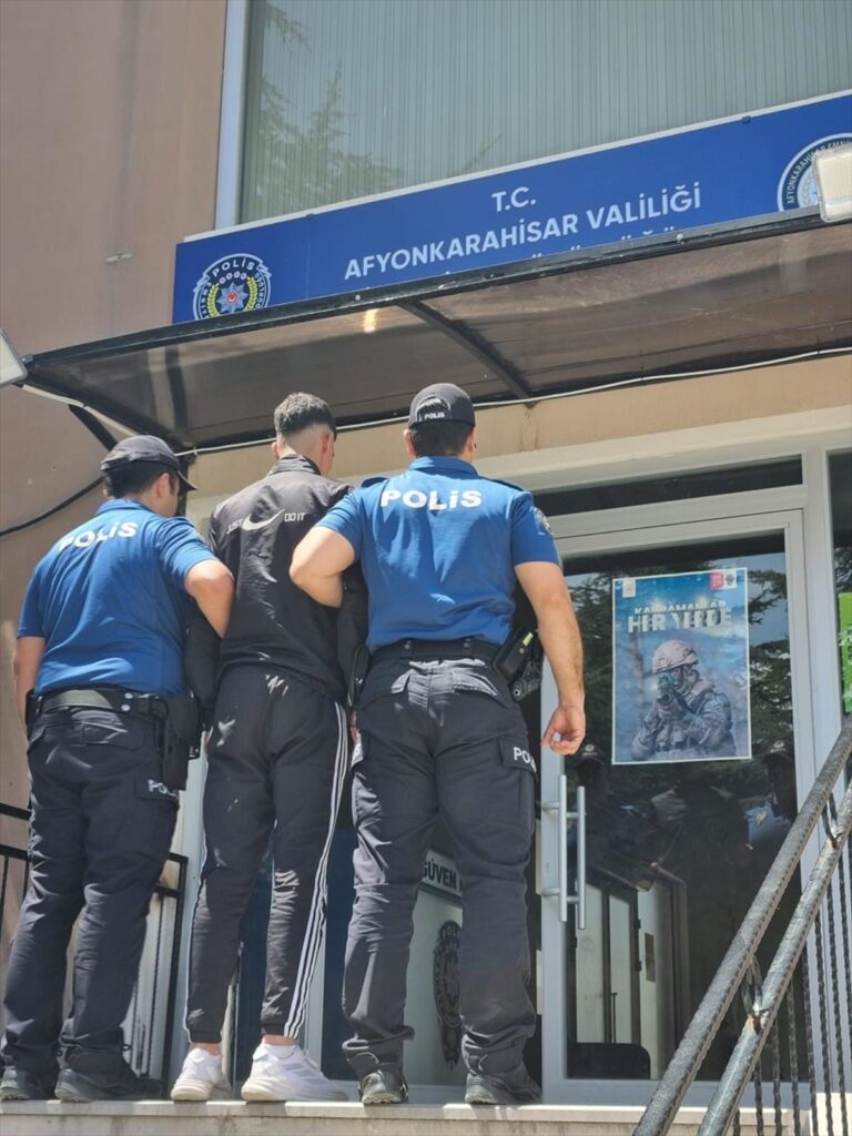 Afyonkarahisar’da Kavga Sırasında Bıçakla Tehdit Eden Şüpheli Gözaltına Alındı