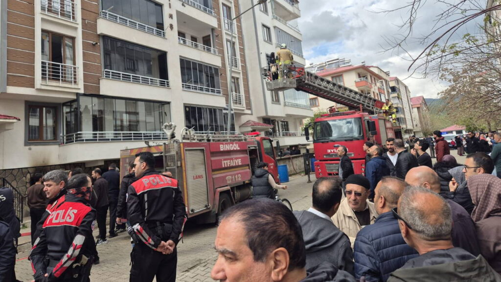 Bingöl’de Bodrum Katında Yangın: 13 Kişi Dumandan Etkilendi