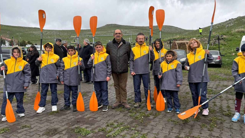 Çıldır Gölü’nde 19 Mayıs Coşkusu: Kanolarla Su Sporu Festivali