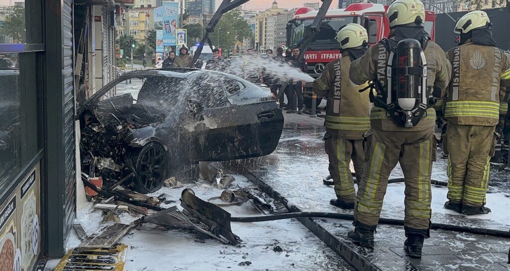 Şişli’de Kontrolden Çıkan Araç Yangına Neden Oldu