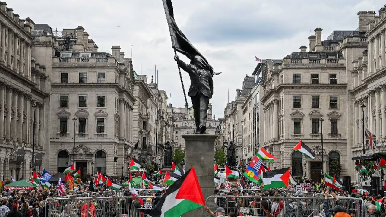 Londra Sokaklarında Büyük Gösteri: On Binlerce Kişi Yürüdü