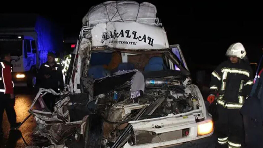Tarım İşçilerini Taşıyan Minibüs TIR’a Çarptı: 12 Yaralı