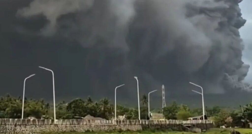 Mayon Yanardağı Patladı: Evler Yok Oldu, Kül Yağmuru Tehlikesi