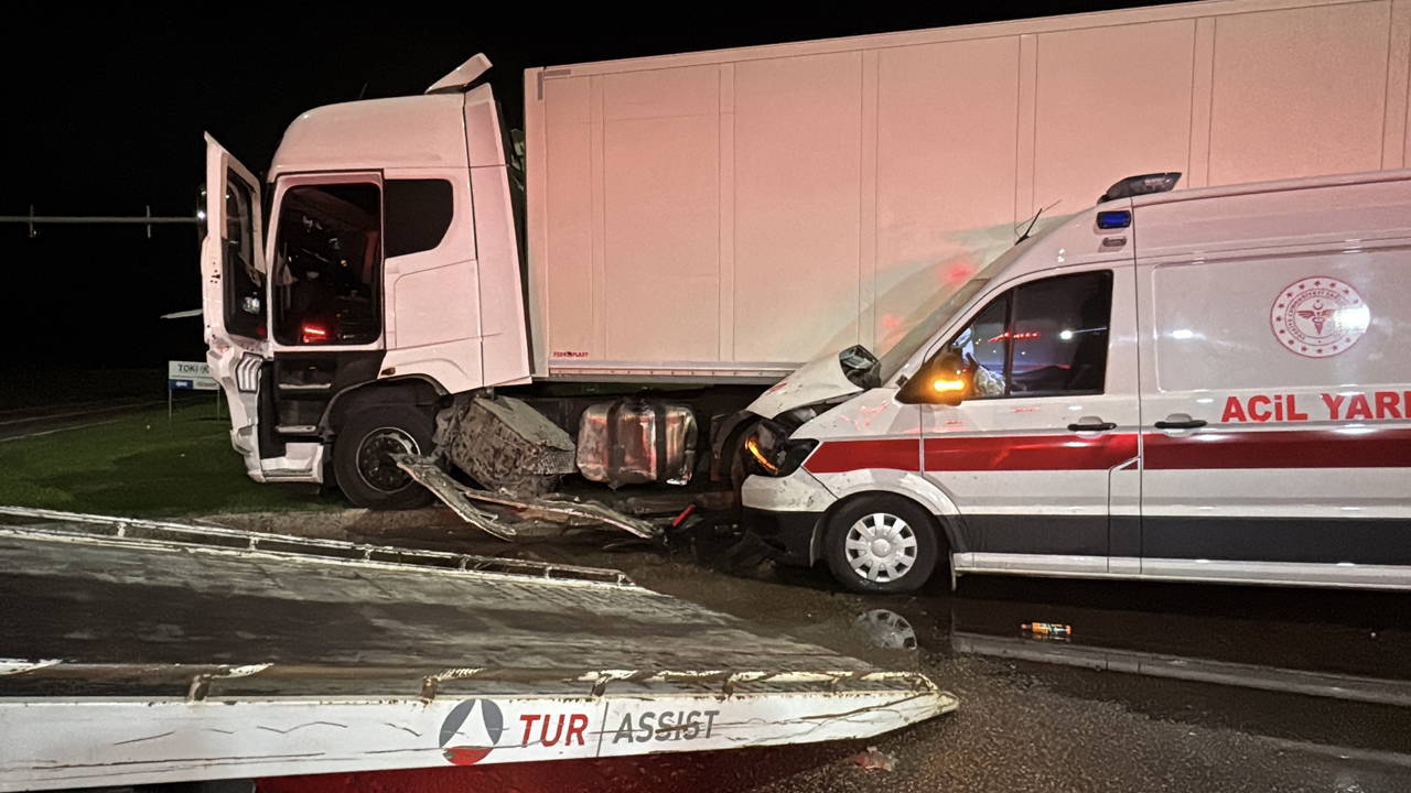 Samsun’da ambulans ile TIR çarpıştı: 6 yaralı