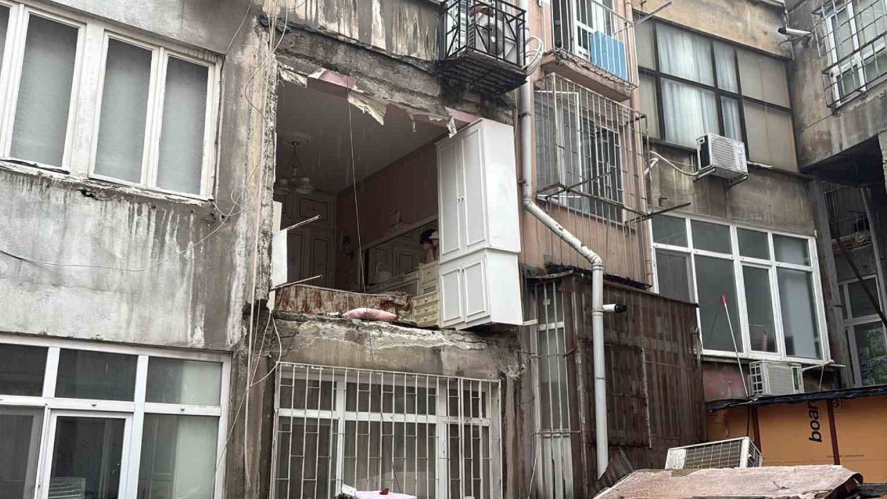 Nisantasinda binanin duvari coktu mahalleli deprem oldu zannetti IOW4AYWz